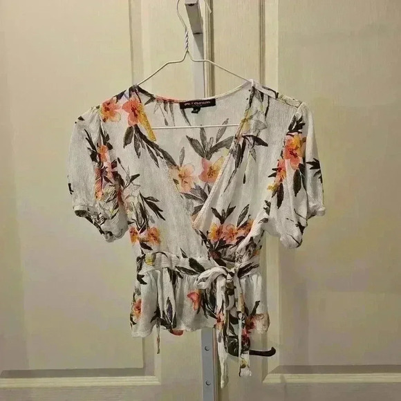 ONE CLOTHING Floral Peplum Top - Stylish and Comfortable - Picture 1 of 4
